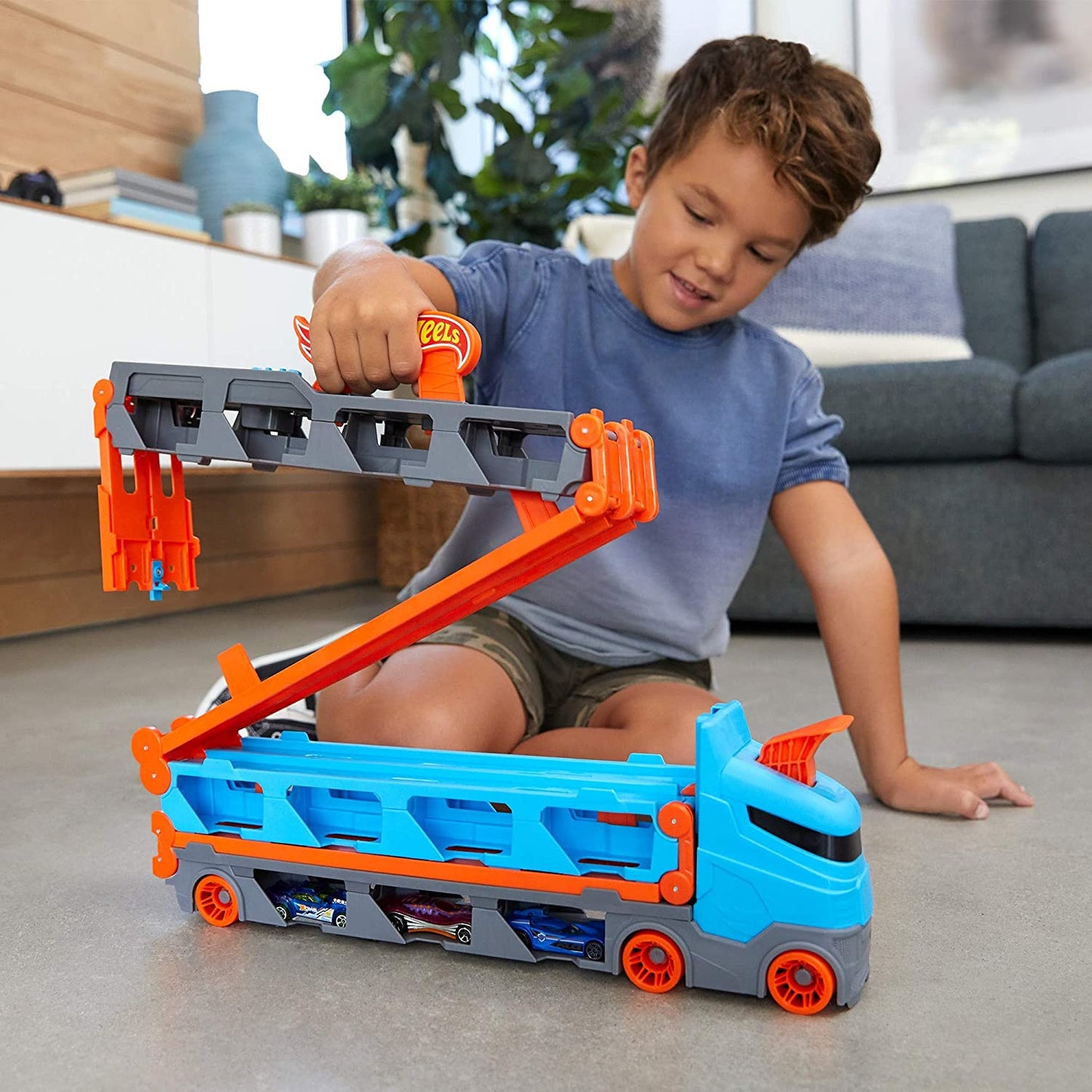 Hotwheels Racing track 2-in-1- Racing transporter