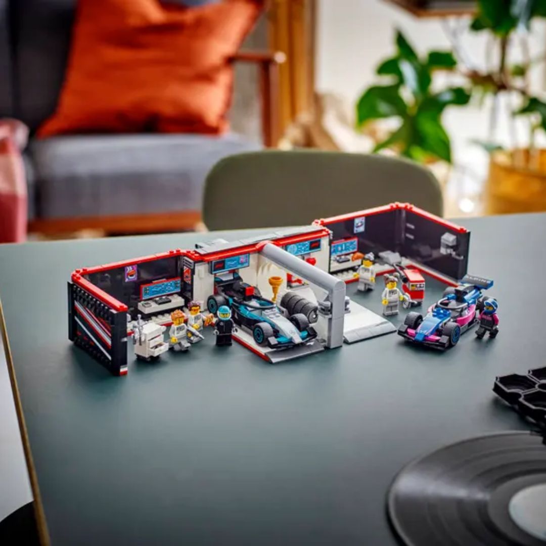 Lego City F1 Garage & Mercedes-AMG & Alpine Cars