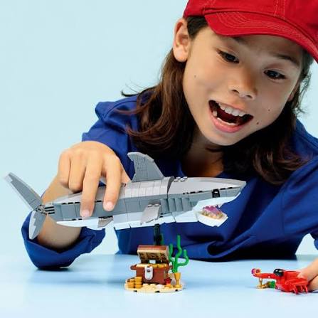 LEGO Creator 3-in-1 Fierce Shark With a Treasure Chest